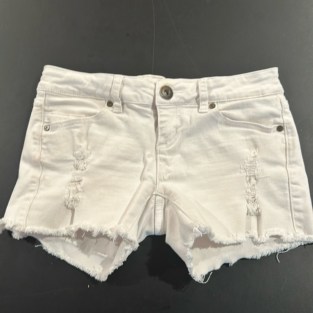 White O’Neill cut off shorts. Size 0.